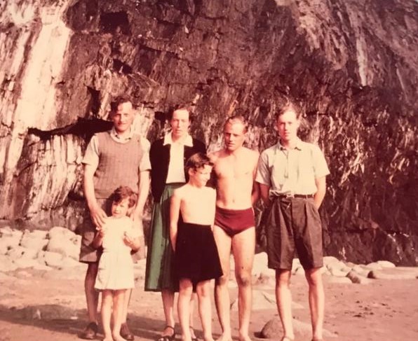 A group of people posing for a photo

Description automatically generated with medium confidence